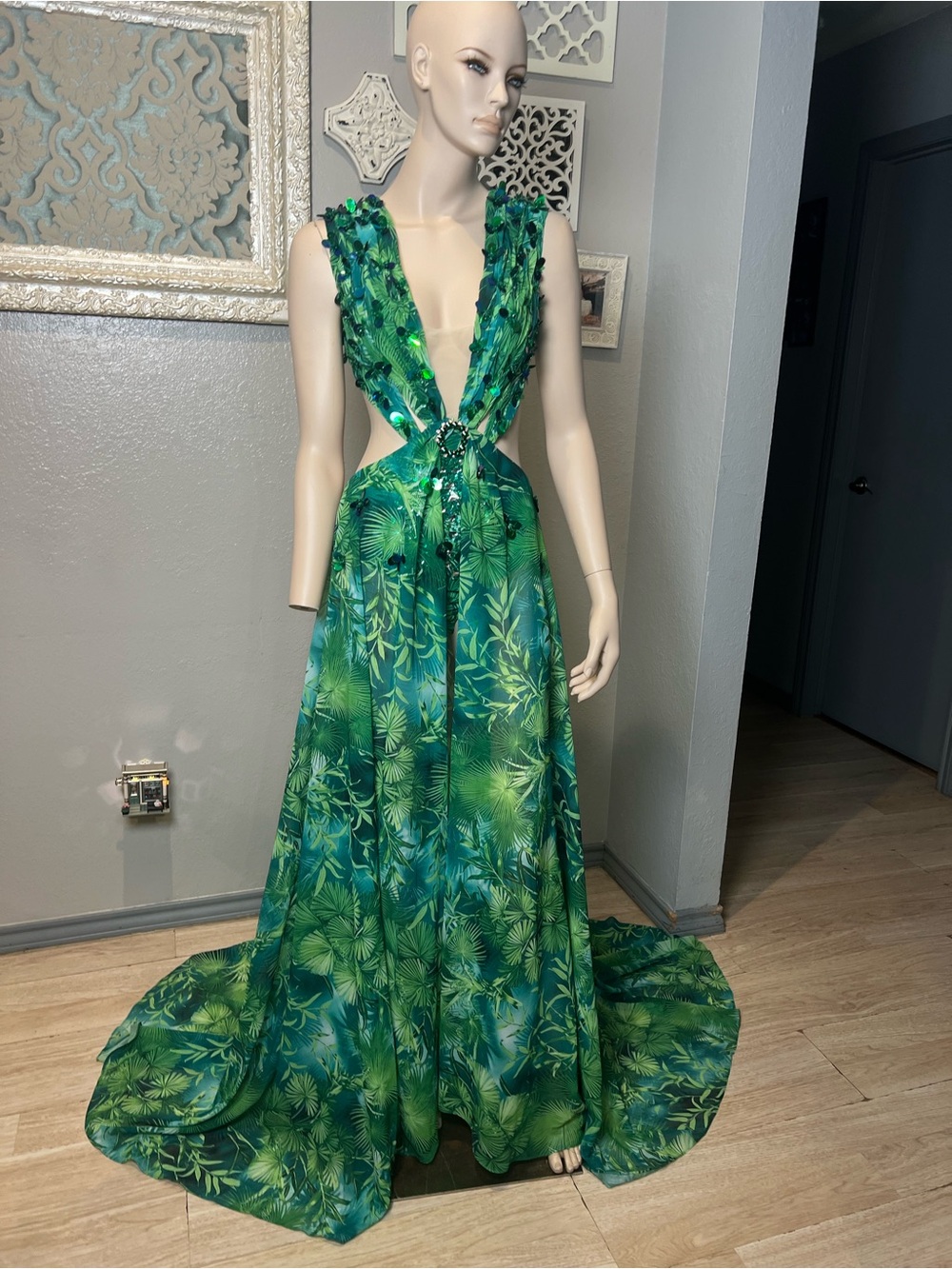 The JLO DRESS!!! Tropical Green Plunging Cutout Gown - Picture 3 of 15